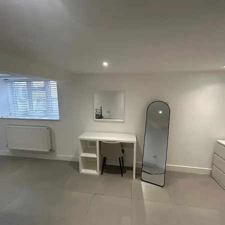Modern 2 Bed Flat Near North Street, Ashton Gate *